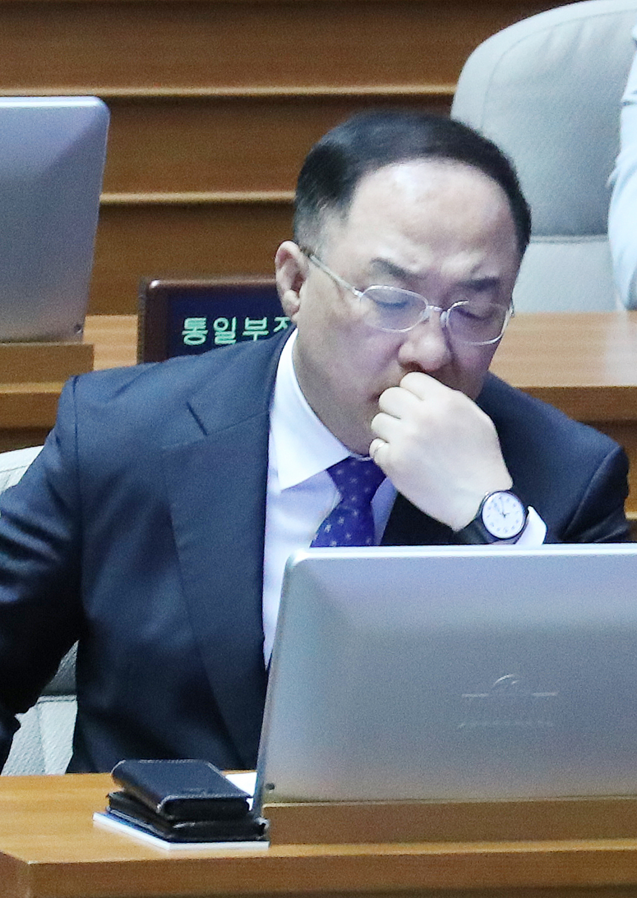 홍남기 경제부총리가 20일 오후 서울 여의도 국회 본회의에 참석, 생각에 잠겨 있다. [연합]