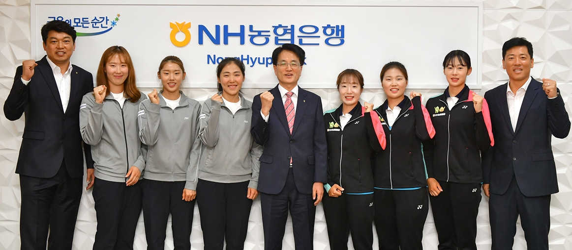 지난 20일 손병환 농협은행장(왼쪽부터 다섯 번째)과 농협은행 스포츠단 선수들이 함께 기념사진을 촬영하고 있다. [농협은행 제공]