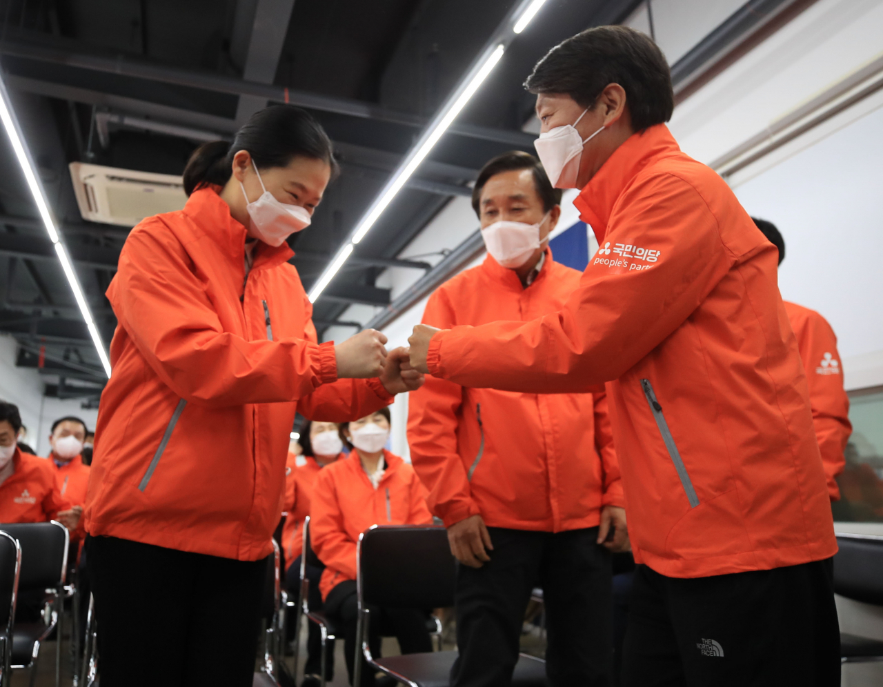 권은희 국민의당 당선자와 안철수 대표가 17일 오전 서울 마포구 국민의당 서울시당 사무실에서 열린 선거대책위원회 해단식에서 인사하고 있다. [연합]