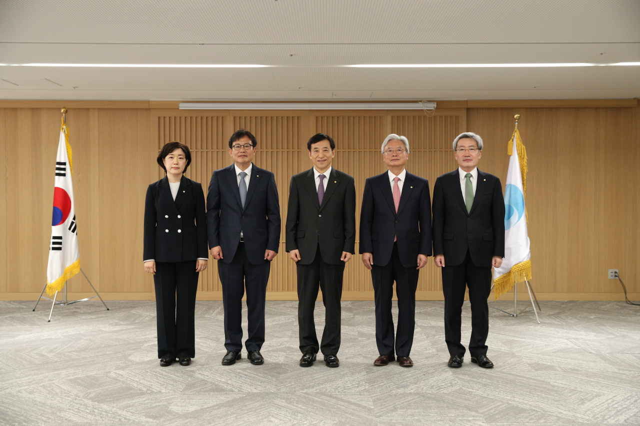 한국은행의 신임 금융통화위원들이 21일 서울 중구 한은 본관에서 이주열 총재로부터 임명장을 전달 받은 뒤 기념사진을 찍고 있다. 왼쪽부터 서영경·주상영 위원, 이 총재, 조윤제·고승범 위원. [사진제공 한국은행]
