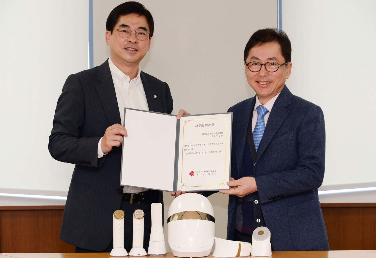 지난 17일 열린 서울 영등포구 LG 트윈타워에서 열린 자문단 위촉식에서 LG전자 HE사업본부장 박형세 부사장(사진 왼쪽)과 박경찬 분당서울대학교병원 피부과 교수가 포즈를 취하고 있다. [LG전자 제공]