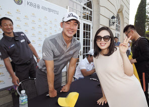 홍순상 신임 KPGA 선수회 대표는 ‘팬과의 소통에 주력할 것’이라고 말했다. 지난 2018년 KB금융 리브챔피언십 팬 사인회에 참여한 홍순상.