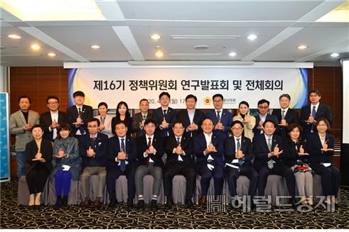 서울시의회 제 16기 정책위원회 위원들이 정책을 발표한뒤 기념 사진을 찍고 있다. [서울시의회]