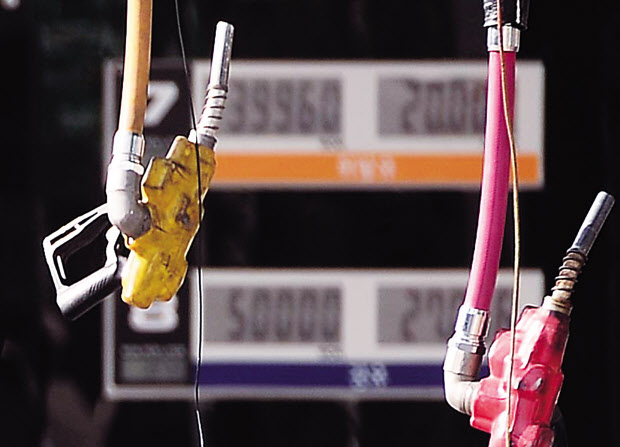 뉴욕상업거래소(NYMEX)에서 5월 인도분 서부텍사스산 원유(WTI)는 -37.63달러, 국제유가가 전례없는 마이너스권으로 떨어진 가운데 21일 오전 서울 용산구의 한 주유소 주유기. 이상섭 기자