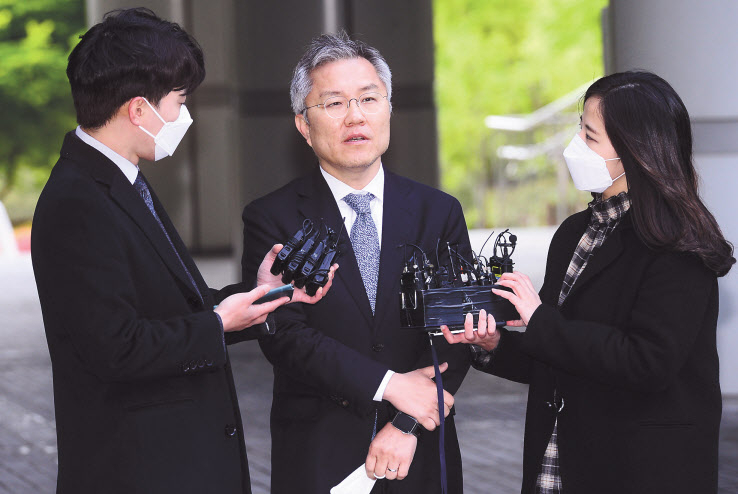 조국 전 법무부 장관 아들의 인턴활동 확인서를 허위로 작성해준 혐의로 기소된 최강욱 전 청와대 공직기강비서관이 21일 오전 서울중앙지법에서 열린 첫 공판에 출석하며 기자들의 질문에 답하고 있다. 박해묵 기자
