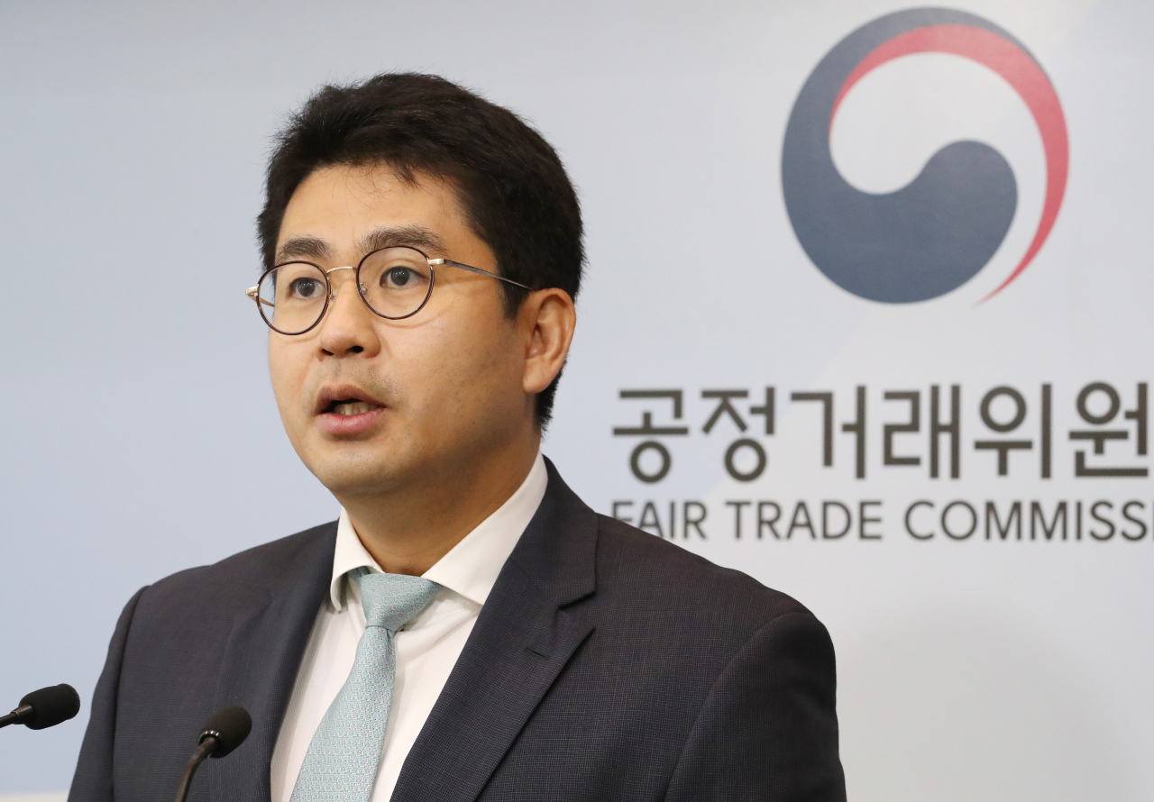 홍정석 공정거래위원회 할부거래과장이 21일 오전 세종시 정부세종청사에서 상조회사 인수·합병에 따른 소비자 피해 예방을 위한 선제적 조사 실시와 관련한 브리핑을 하고 있다. [연합]