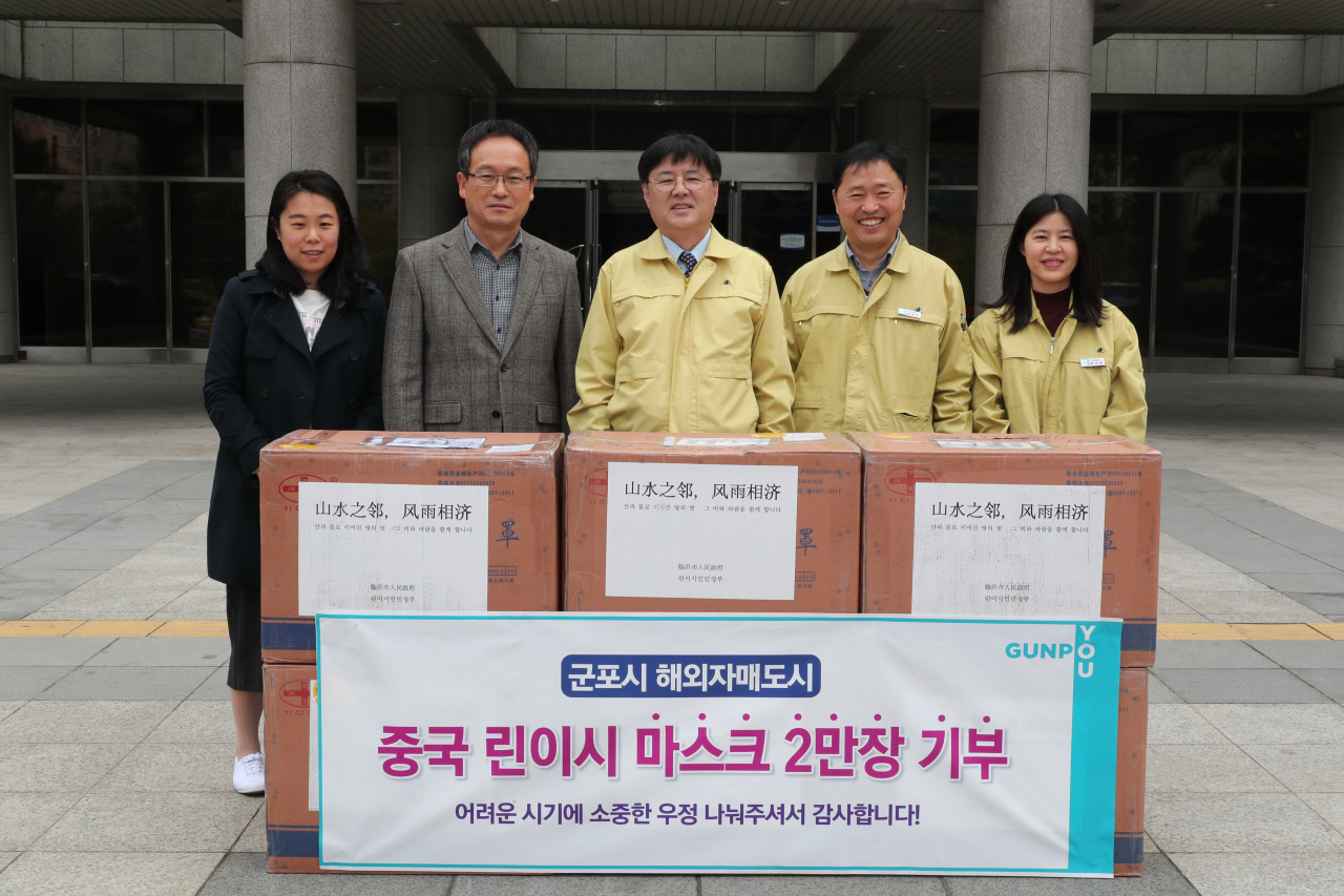 자매도시 중국 린이시가 군포시(가운데 한대희 시장)에 마스크 기부했다. [군포시 제공]