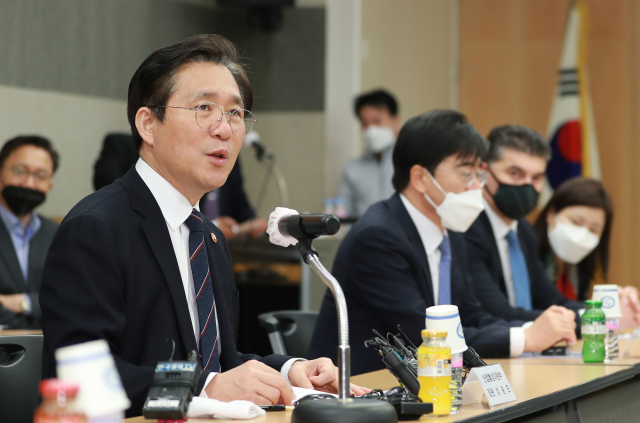 성윤모 산업통상자원부 장관이 21일 서울 서초구 자동차산업협회에서 열린 국내 완성차와 부품업체 대표들과 간담회에서 모두발언을 하고 있다.［산업통상자원부 제공］