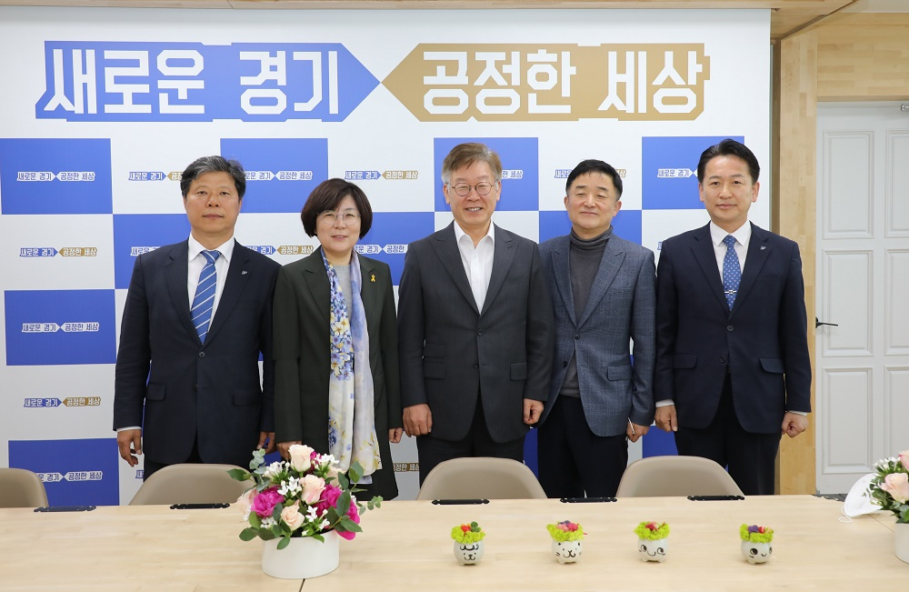 왼쪽부터 서영석, 김보라 안산시장, 이재명 경기도지사, 강득구, 고영인. [안성시 제공]