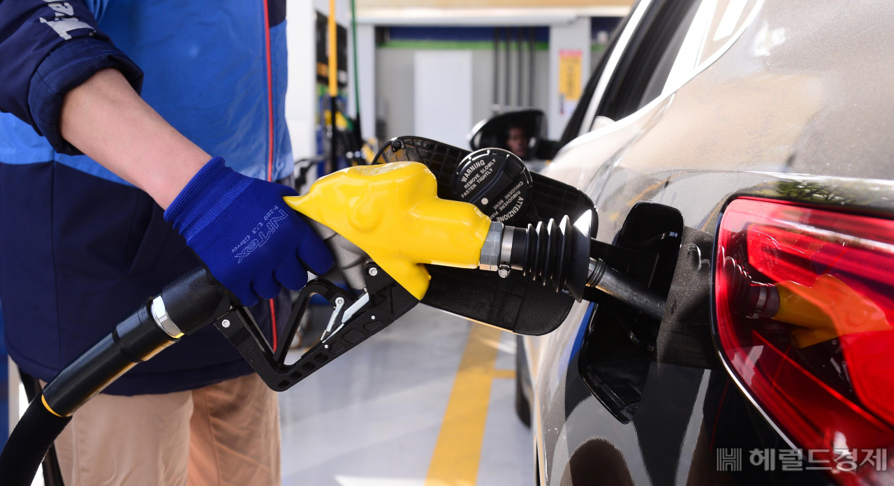 뉴욕상업거래소(NYMEX)에서 5월 인도분 서부 텍사스산 원유(WTI)가 -37.63달러로 국제유가가 전례없는 마이너스권으로 떨어진 가운데 21일 오전 서울 용산구의 한 주유소에서 주유원이 주유를 하고 있다. [이상섭 기자/babtong@heraldcorp.com]