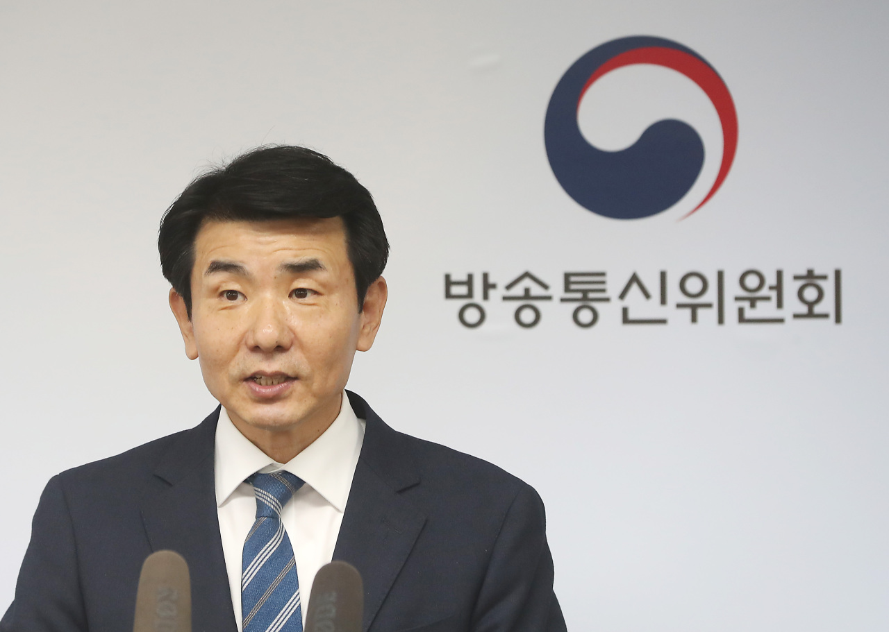 Standing member of Korea Communications Commission Huh Wook (Yonhap)