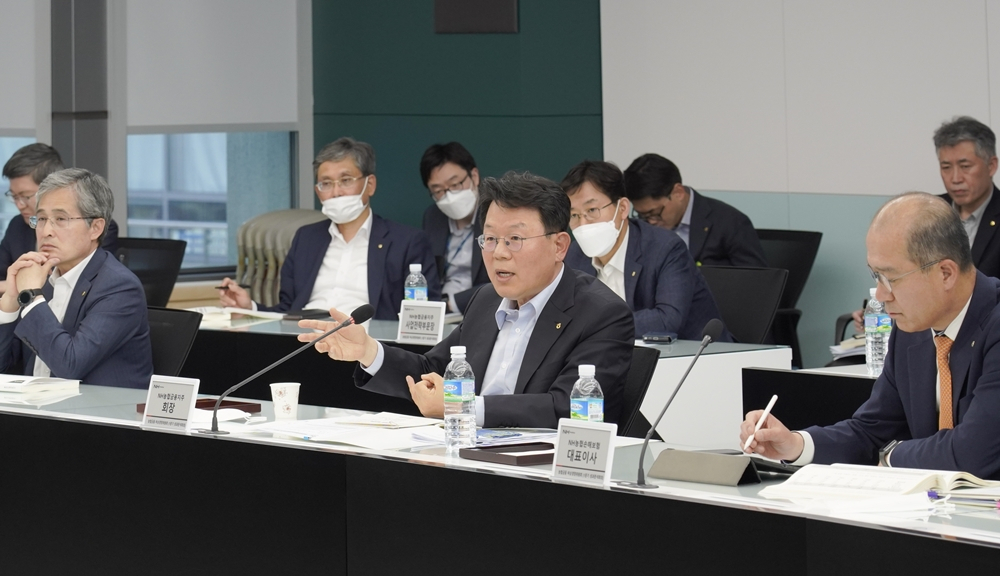 농협금융지주가 21일 서울 중구 본사에서 비상경영회의를 겸한 1분기 성과분석회의를 열었다. 김광수 농협금융 회장(가운데)이 회의를 주재하고 있다. [농협금융 제공]