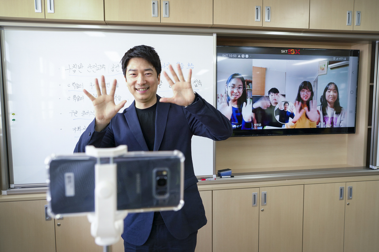 SK텔레콤이 코로나19에 따른 온라인개학을 맞아 김포 신풍초등학교 3개 학급, 약 80명의 어린이를 대상으로 '서로' 가상교실 시범 서비스를 시작한다고 9일 밝혔다. 신풍초등학교 교사와 학생들이 '서로' 가상교실을 시연하고 있다. [SK텔레콤 제공]