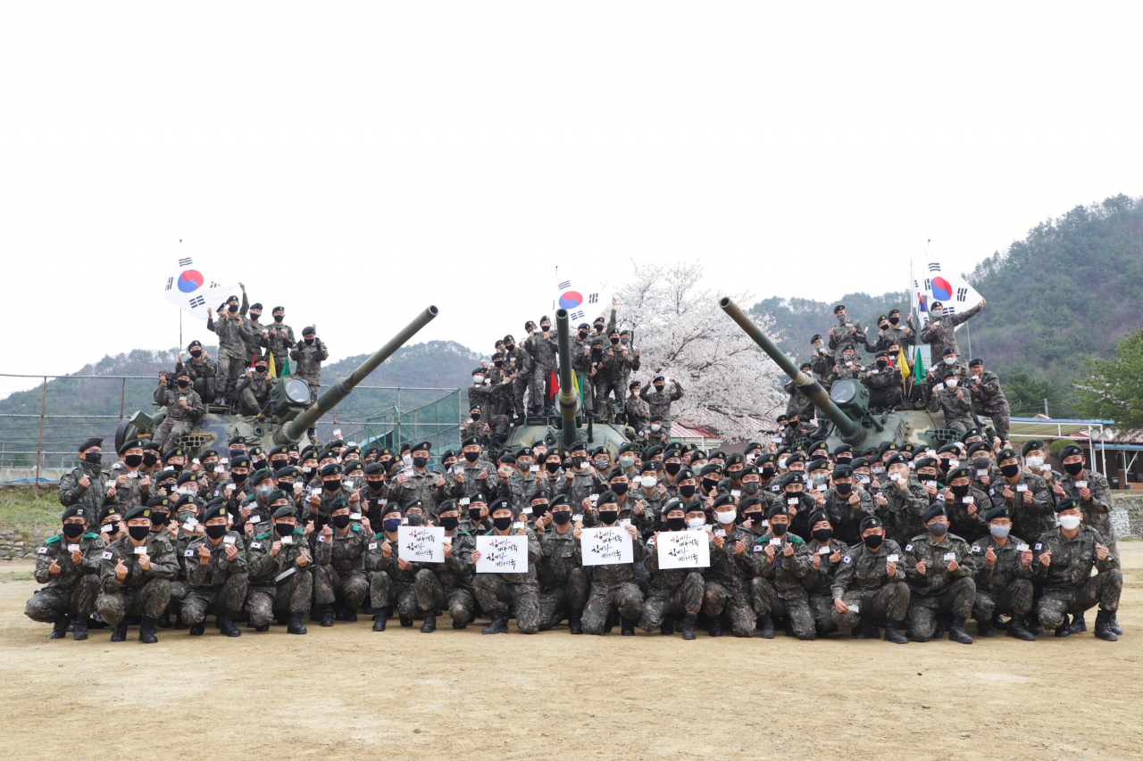 12사단 전차대대 헌혈자들이 헌혈 후 기념촬영하고 있다.[사진=육군]