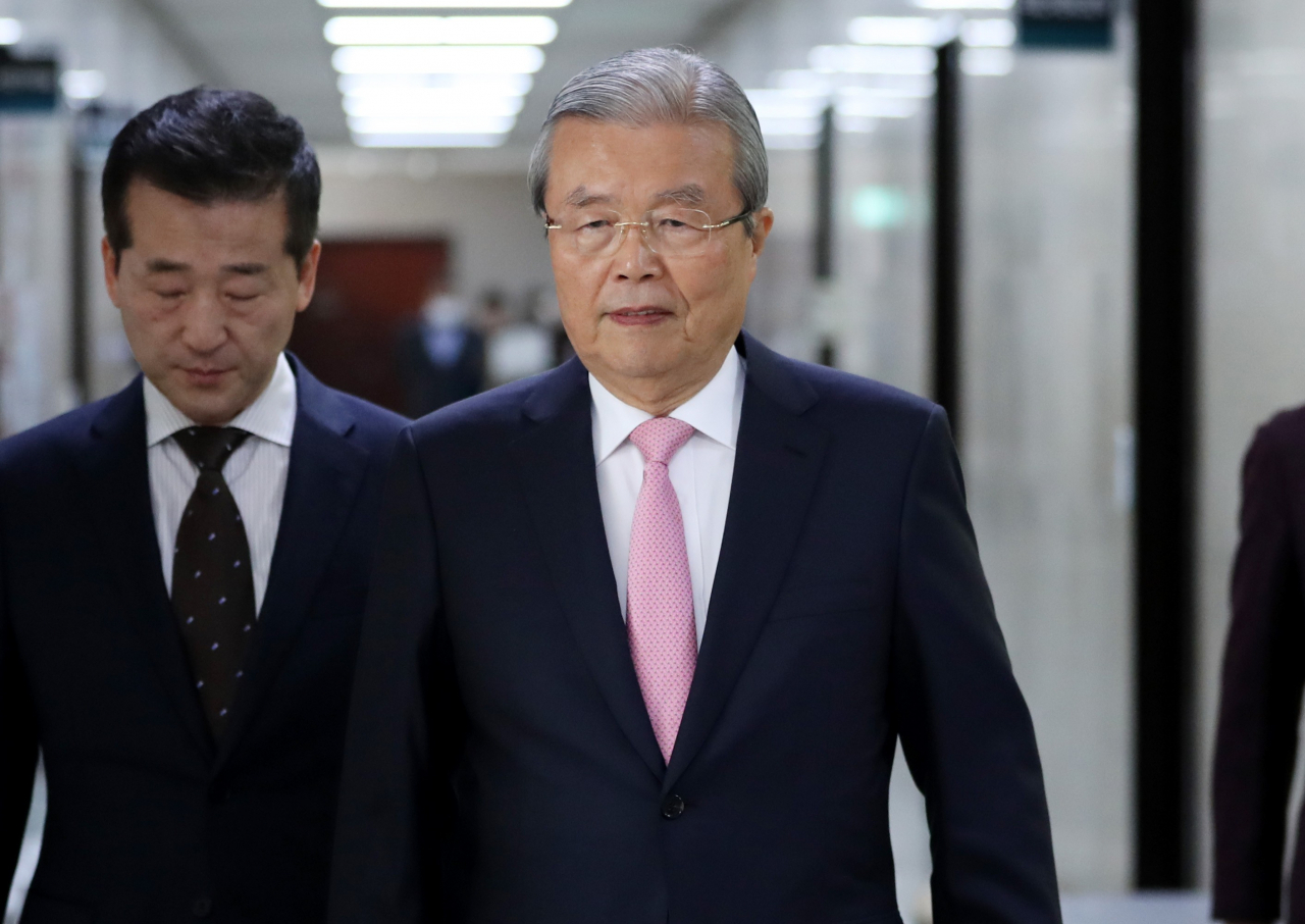 김종인 미래통합당 총괄선거대책위원장이 16일 오전 국회에서 제21대 국회의원 선거 결과 관련 기자회견을 위해 회의장으로 향하고 있다. [연합]