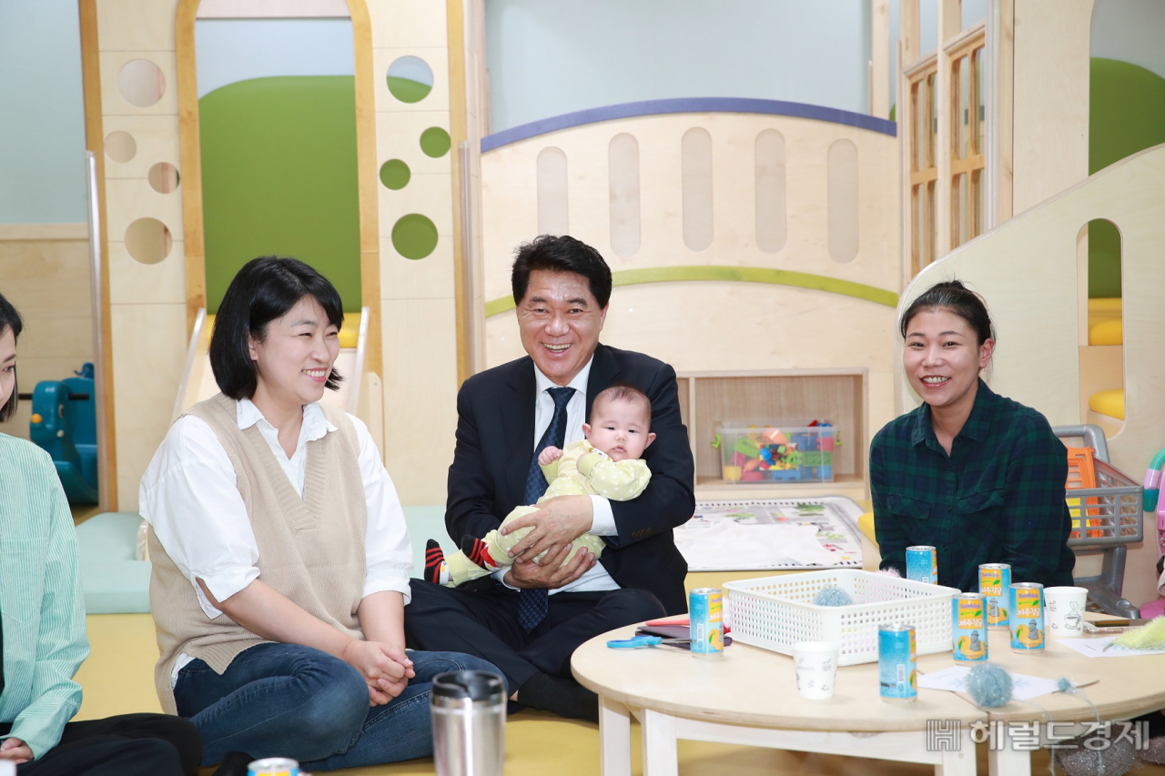박준희 구청장이 관악형 마더센터 아이랑 제1호 난향점에서 육아를 하고 있는 부모들과 이야기를 나누고 있다. [관악구]