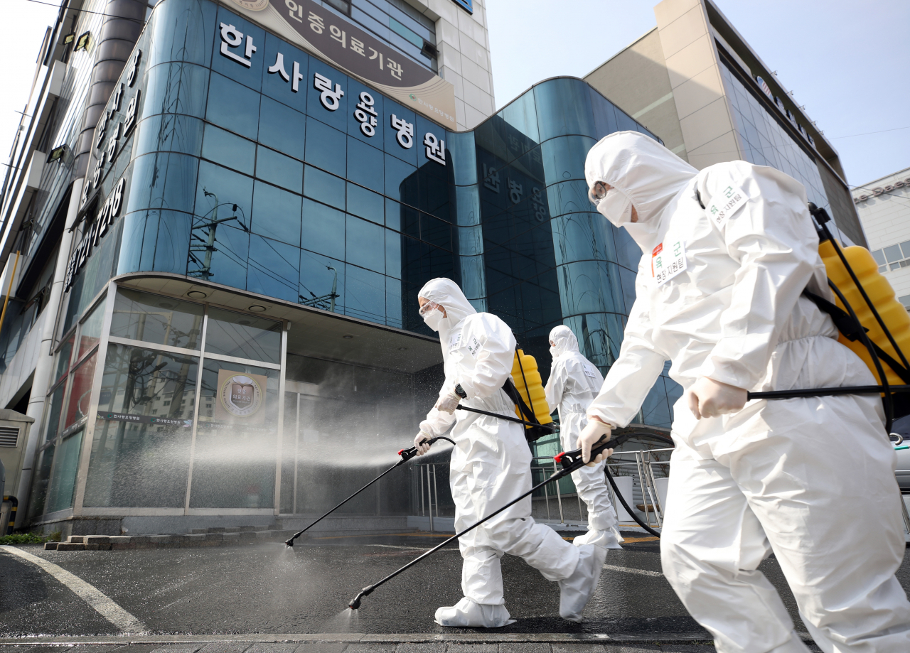 대구시 한 요양병원 앞에서 육군 장병들이 방역작업을 하고 있다. 연합뉴스