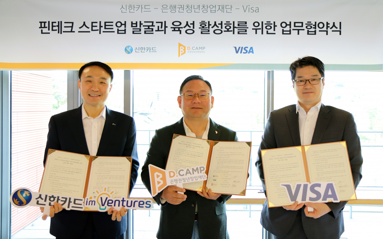 신한카드는 혁신금융 성장전략의 일환으로 비자코리아, 디캠프와 함께 공동으로 핀테크 스타트업을 육성하기 위해 3자간 업무협약을 체결했다고 22일 밝혔다. 서울 강남에 위치한 디캠프 선릉센터에서 개최된 협약식에 문동권(왼쪽부터) 신한카드 경영기획그룹장, 김홍일 디캠프 센터장, 이유진 비자코리아 부사장이 참석해 기념사진을 촬영하고 있다.
