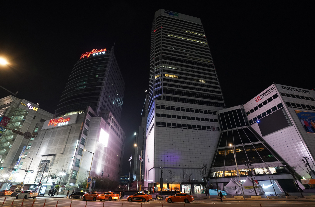 5일 새벽 영업이 끝난 서울 동대문 두산타워와 밀리오레 주위가 한산하다. [연합]