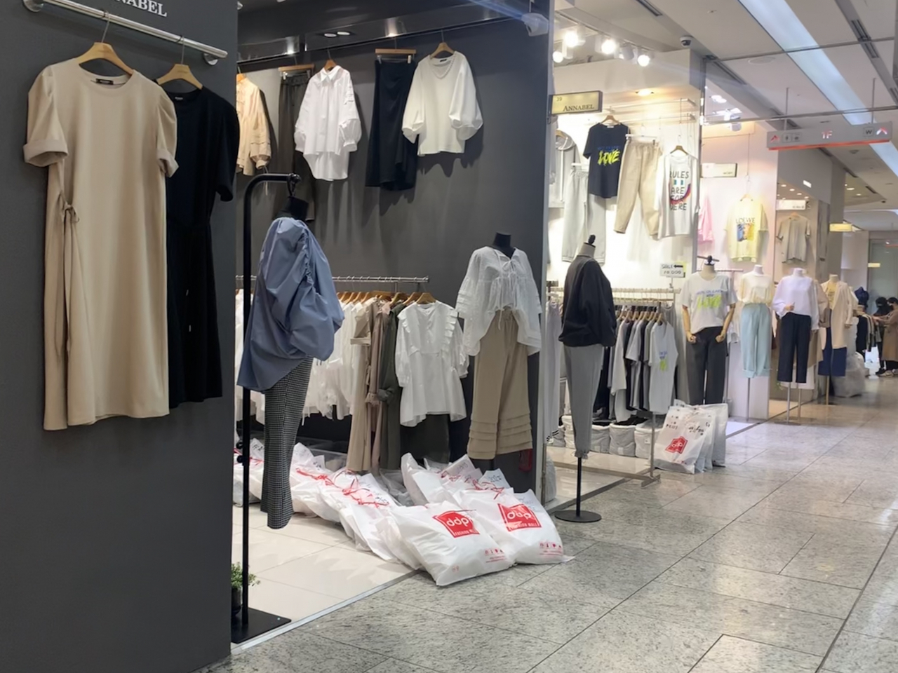 지난 20일 밤 10시 동대문의 한 도매상가. 고객들이 없어 한산한 모습. [사진=박로명 기자]