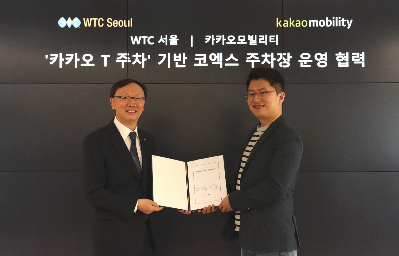 카카오모빌리티 류긍선 대표(오른쪽)와 WTC Seoul 손태규 대표가 22일 성남시 판교 카카오모빌리티 본사에서 ‘카카오 T 주차' 기반 코엑스 주차장 운영 협력을 위한 협약을 체결했다. (사진=카카오모빌리티)
