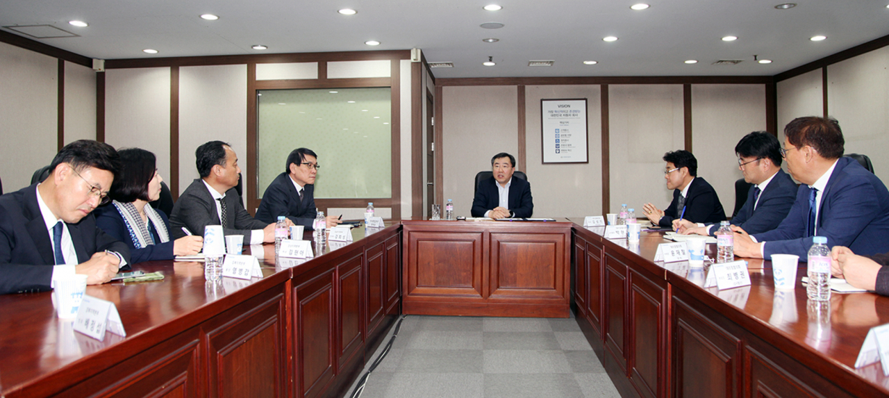 예병태 쌍용자동차 사장(가운데)이 지난 20일 서울사무소에서 수도권 지역 대리점협의회를 만나 위기의식 및 공감대를 형성하고 다양한 협력방안을 논의하고 있다. [쌍용차 제공]