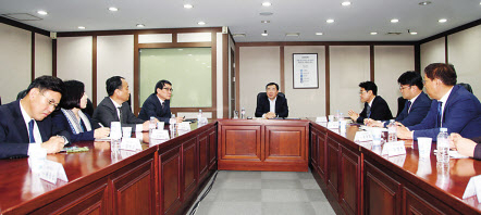 예병태 쌍용자동차 사장(가운데)이 지난 20일 서울사무소에서 수도권 지역 대리점협의회를 만나 위기의식 및 공감대를 형성하고 다양한 협력방안을 논의하고 있다. [쌍용차 제공]