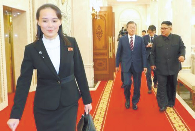21일(한국시간) 북한 김정은 국무위원장의 건강 이상설이 미국 언론 등 외신을 통해 전해지면서 차기 후계구도에 큰 관심이 쏠리고 있다. 사진은 2018년 4월 27일 판문점에서 만난 대한민국 문재인 대통령과 김정은 북한 국무위원장이 환담을 나누고 있는 가운데 북측 수행원으로 나타난 김여정(맨앞) 노동당 제1부부장의 모습. [연합]