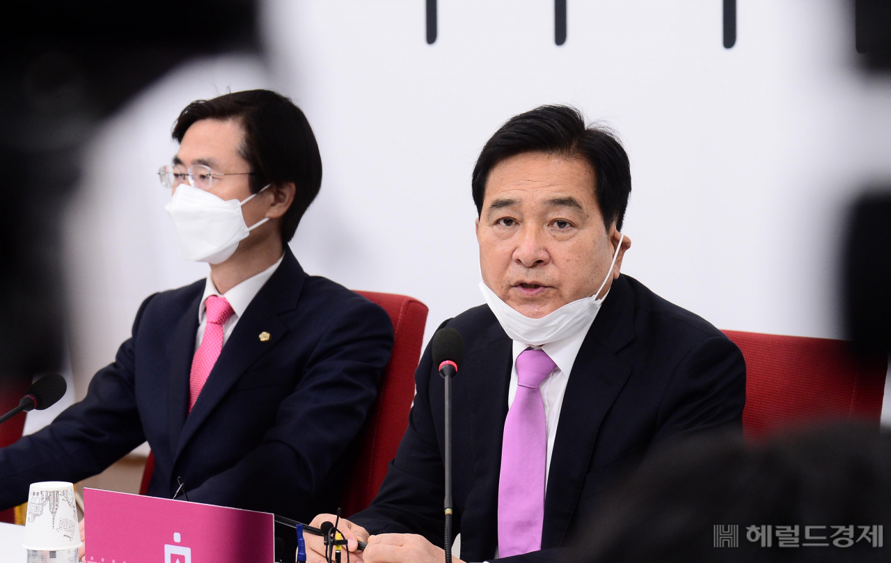 [헤럴드경제=이상섭 기자] 심재철 미래통합당 대표 권한대행 겸 원내대표가 22일 서울 여의도 국회에서 열린 미래통합당 최고위원회의에 참석한 후 브리핑을 하고 있다. babtong@heraldcorp.com