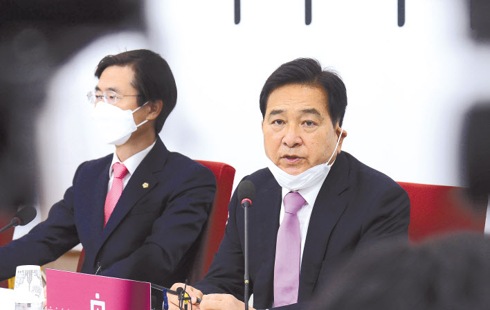 심재철 미래통합당 대표 권한대행 겸 원내대표가 22일 서울 여의도 국회에서 열린 미래통합당 최고위원회의에 참석한 후 브리핑을 하고 있다. 이상섭 기자