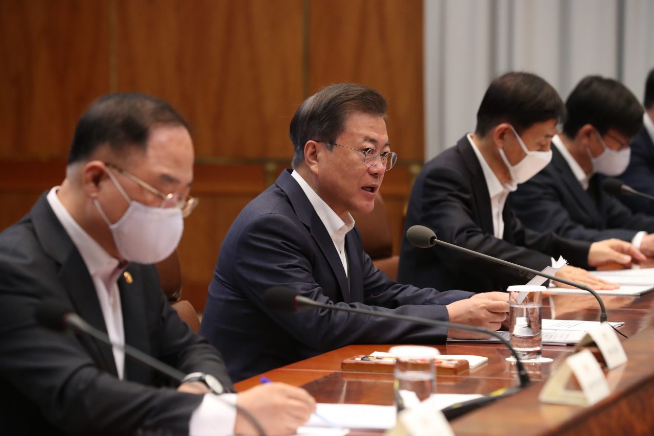 문재인 대통령이 지난 22일 오전 청와대에서 열린 제5차 비상경제회의에서 발언하고 있다. [연합]