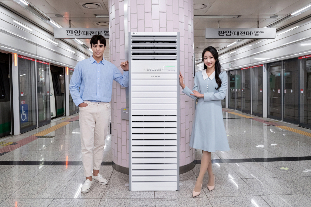 LG전자가 이달 말까지 대전도시철도공사가 운영하는 대전지하철의 모든 역사에 'LG 퓨리케어 대형 공기청정기'를 설치한다. 모델들이 대전지하철의 시작점인 판암역에서 'LG 퓨리케어 대형 공기청정기'를 소개하고 있다. [LG전자 제공]