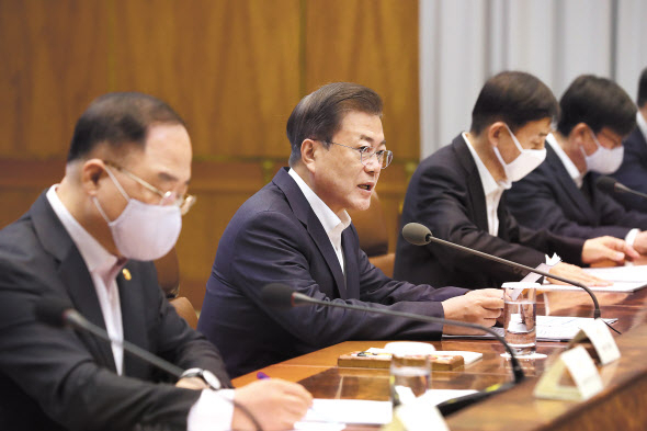 문재인 대통령이 22일 오전 청와대에서 열린 제5차 비상경제회의에서 발언하고 있다. [연합]