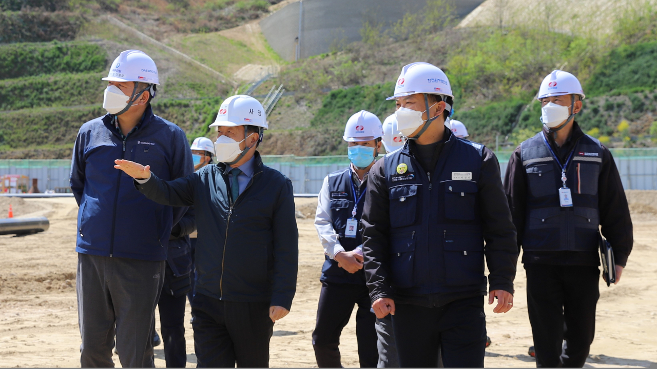 정상봉 사장(앞줄 왼쪽 두 번째)과 이상민 노조위원장(앞줄 왼쪽 세 번째)을 비롯한 노사합동 안전점검반이 경수로 원전연료 성형가공시설 건설현장 안전점검을 실시했다.[한전원자력연료 제공]