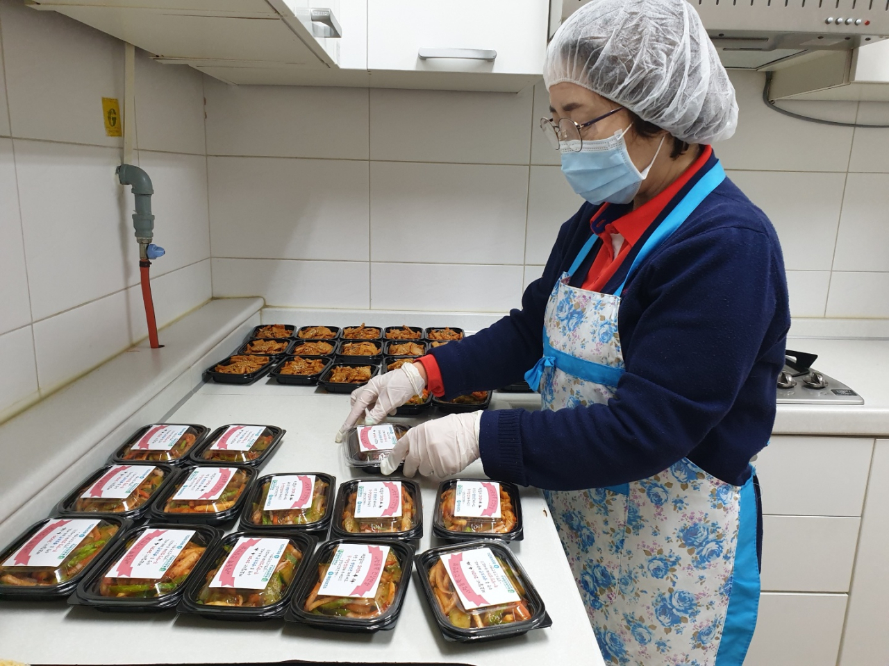 반찬배달을 준비하고 있다. [화성시 제공]