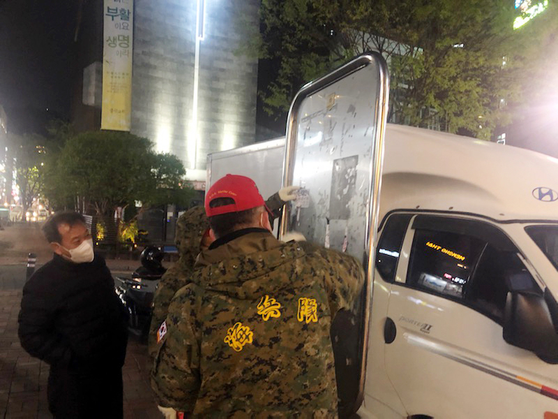 과천시는 불법 옥외광고물 야간 합동 단속을 실시했다. [과천시 제공]