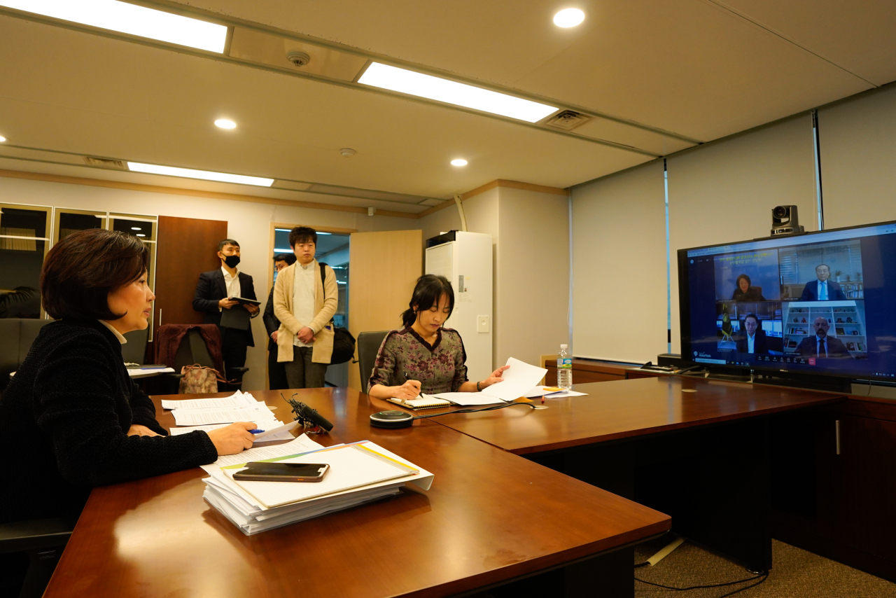 박영선 중기부 장관(왼쪽)과 사이먼 시거스 Arm사 대표, 안건준 벤처기업협회 회장 등이 22일 오전 온라인으로 자상한기업 협약을 맺었다.