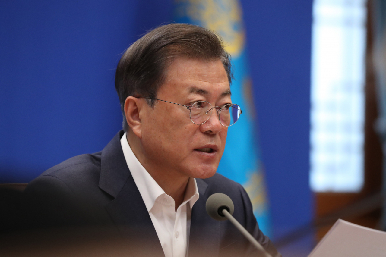 문재인 대통령이 22일 오전 청와대에서 제5차 비상경제회의를 주재하고 있다. ［연합］