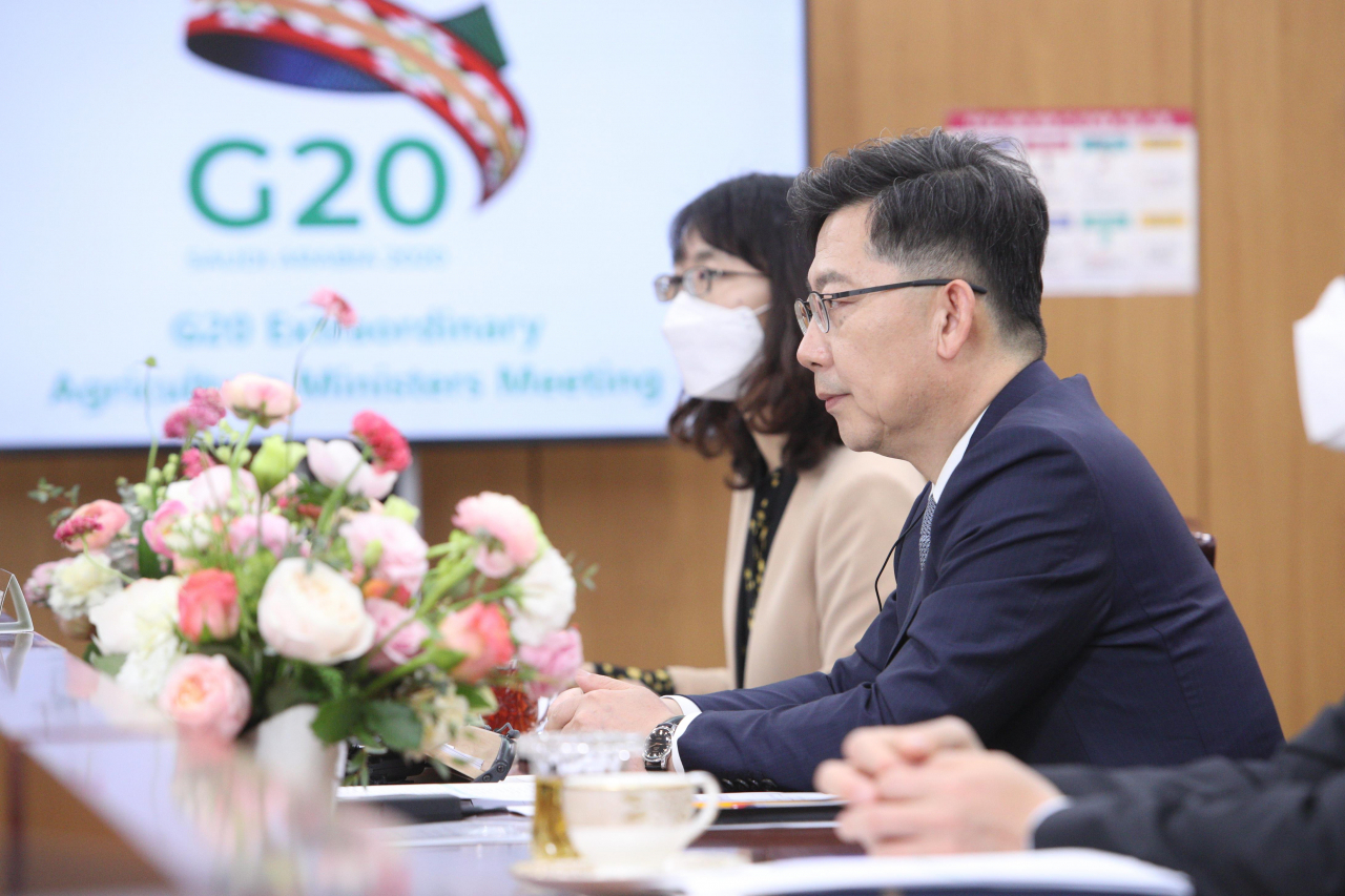 김현수 농림축산식품부 장관이 지난 21일 화상으로 열린 주요 20개국(G20) 특별 농업장관회의에 참석해 코로나19가 전세계 식량안보에 미칠 영향과 공동대책을 논의하고 있다. ［연합］