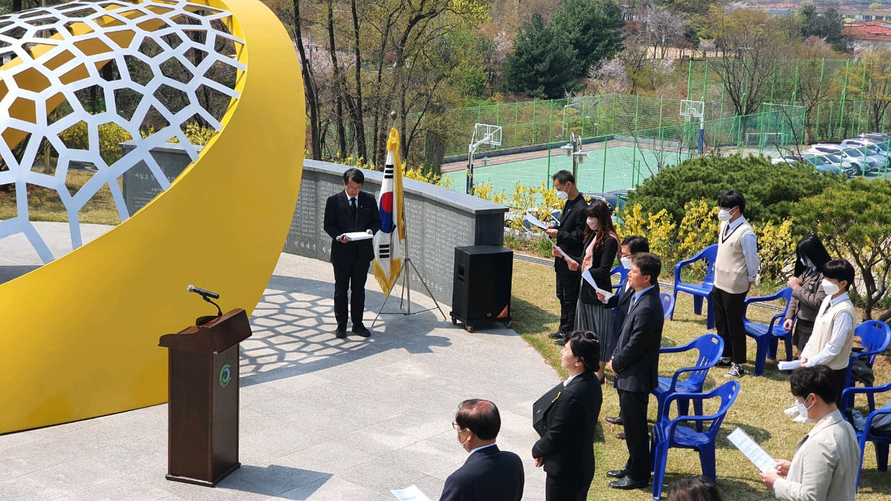 세월호 참사 6주기인 16일 경기 안산 단원고에서 희생 학생과 교원을 기리는 추모식을 여는 모습 [연합]