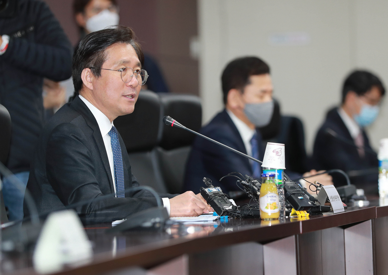 성윤모 산업통상자원부 장관이 22일 서울 종로구 한국무역보험공사에서 열린 '정유업계 간담회'에서 모두발언을 하고 있다.［제공］