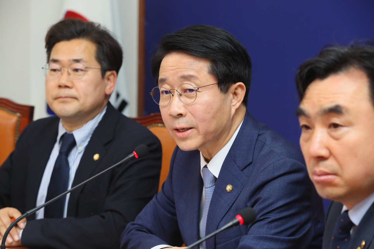 조정식 더불어민주당 정책위의장이 22일 국회에서 추경 긴급재난지원금 지급과 관련해 브리핑하고 있다. 왼쪽부터 박찬대 원내대변인, 조정식, 윤관석 정책위수석부의장. [연합]
