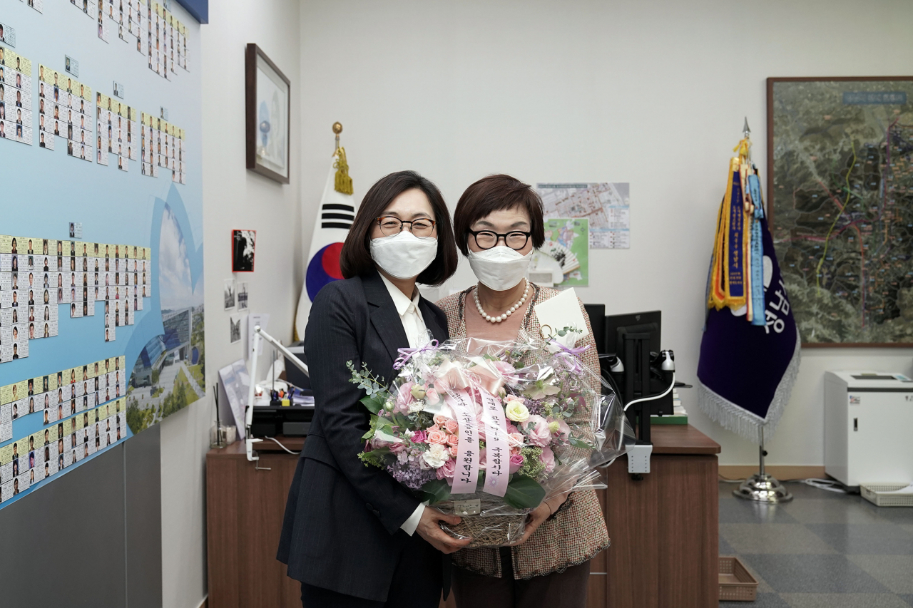 은수미 성남시장(왼쪽)이 코이카 이사장(오른쪽) 지명을 받아 화훼농가를 돕기 위한 ‘플라워 버킷 챌린지’에 동참했다. [성남시 제공]