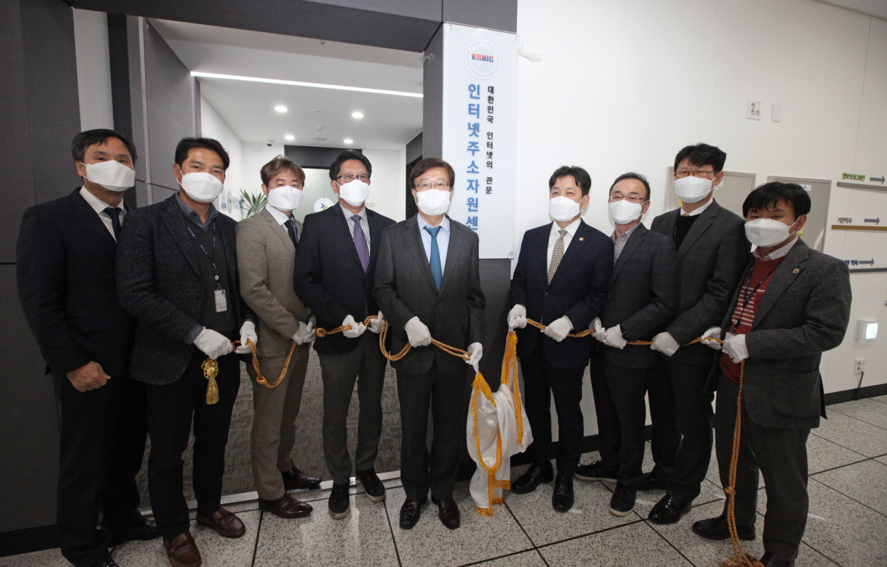 22일 전남 나주시 한국인터넷진흥원에서 열린 인터넷주소자원센터 이전 개소식에서 참석자들이 단체사진을 촬영하고 있다. [과기부 제공]