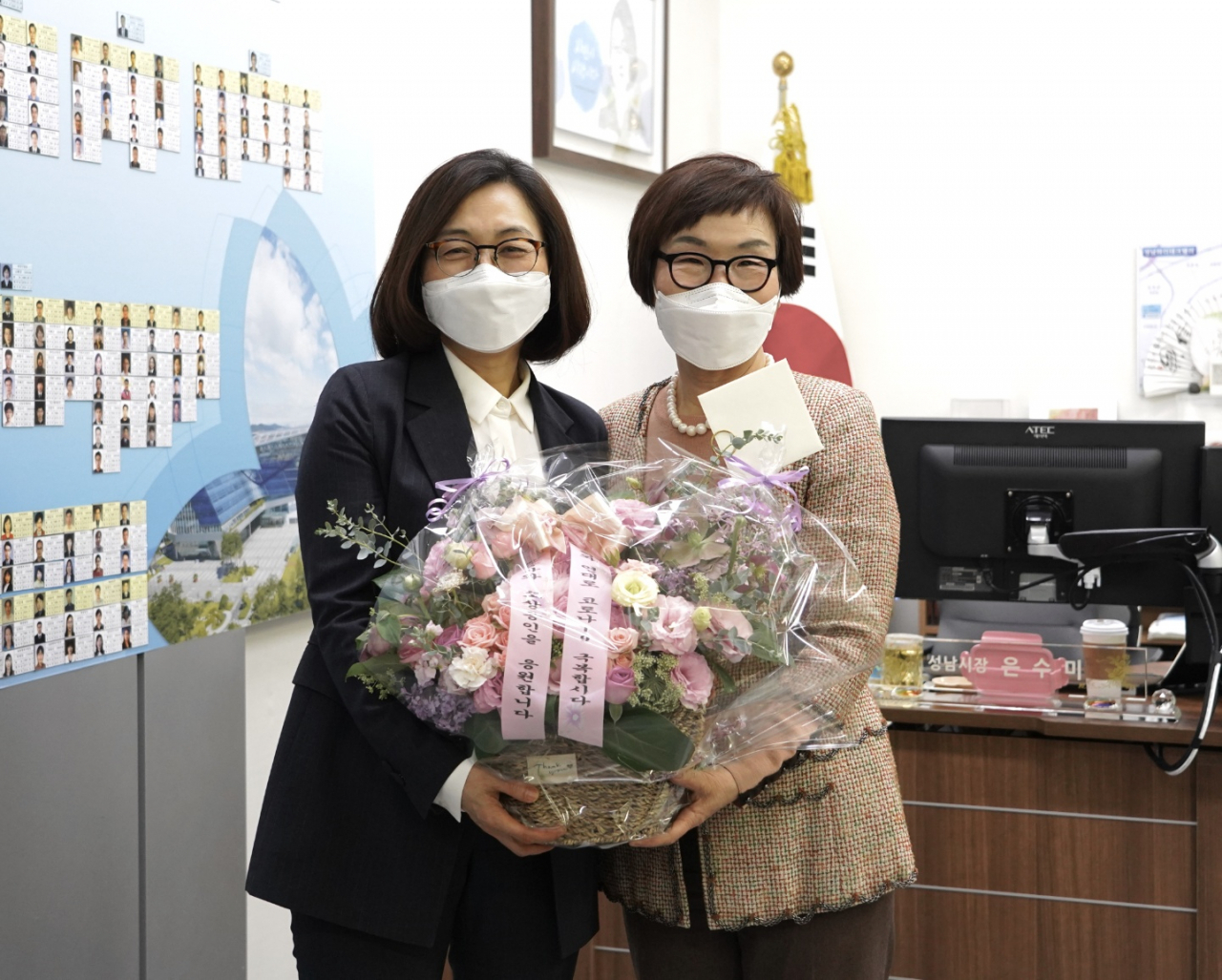 이미경 코이카 이사장이 22일 오후 코로나19로 인하여 어려운 상황에 놓인 지역 화훼농가를 돕기 위해 플라워버킷챌린지에 참여, 성남시청 청사에서 은수미 성남시장에게 꽃바구니와 응원 문구를 전달하고 있다. [코이카 제공]