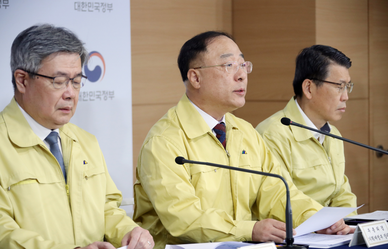 홍남기 경제부총리 겸 기획재정부 장관과 이재갑 노동부 장관(왼쪽), 은성수 금융위원장(오른쪽)이 22일 정부서울청사 브리핑실에서 제5차 비상경제회의를 마치고 결과 합동브리핑을 하고 있다. [연합]