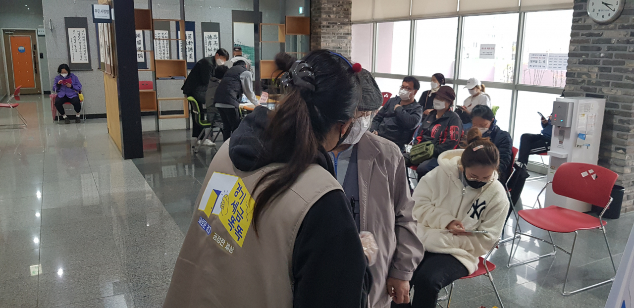 체납관리단이 행정복지센터에서 재난기본소득 업무를 지원하고 있다. [경기도 제공]