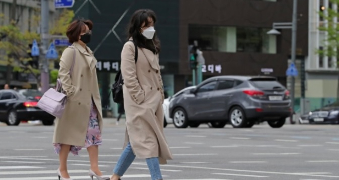 비 온 뒤 서울 최저 기온이 10도로 떨어진 지난 20일 오전 서울 종로구 광화문광장에서 시민들이 발걸음을 재촉하고 있다. [연합]
