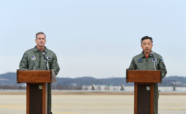이왕근 당시 공군작전사령관과 테런스 오쇼너시 미7공군사령관이 지난 2016년 1월 10일 나흘 전 감행된 북한의 4차 핵실험에 대한 공동성명을 발표하고 있다.[사진=국방부]