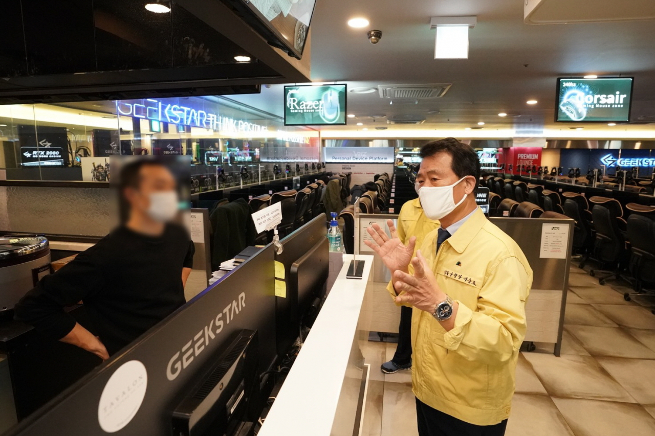 지난 3월 이승로 성북구청장이 지역에 있는 한 PC방을 방문해 사업주들의 어려움을 듣고 있다. [성북구 제공]